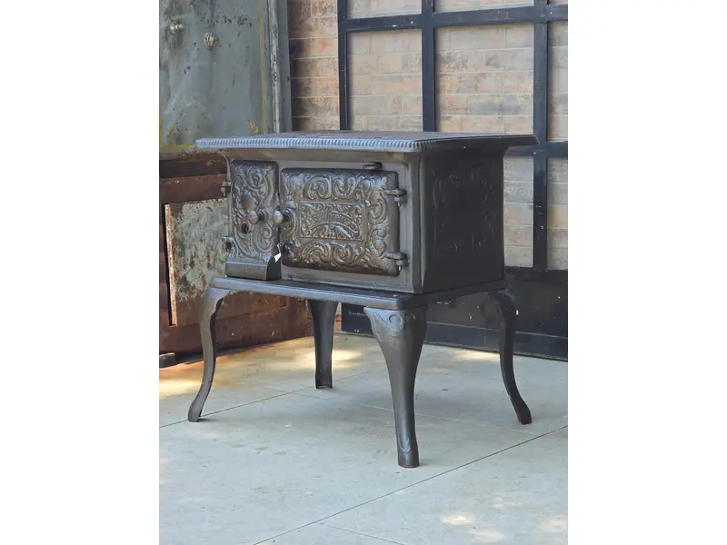 Foto de um(a) Fogão a Lenha Completo Da Fundimig, da categoria de Eletrodomésticos. Fogão a Lenha Antigo Fundimig em Ferro Fundido – Peça Completa e Raríssima, Excelente Estado. Mostrado de uma perspectiva diferente. Vendido no marketplace Trésors.