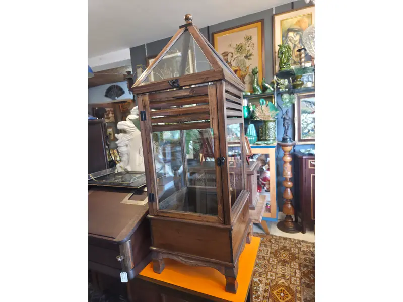 Foto de um(a) Lanterna antiga em madeira e vidro, da categoria de Floreira de parede. Lanterna antiga confeccionada em madeira e vidro. Peça de grandes dimensões, com presença marcante. Muito utilizada na... Mostrado de uma perspectiva diferente. Vendido no marketplace Trésors.