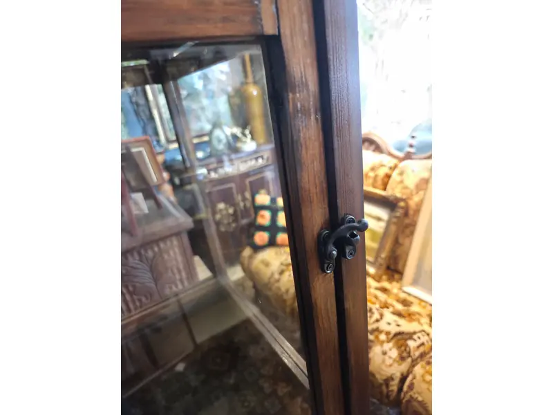 Foto de um(a) Lanterna antiga em madeira e vidro, da categoria de Floreira de parede. Lanterna antiga confeccionada em madeira e vidro. Peça de grandes dimensões, com presença marcante. Muito utilizada na... Mostrado de uma perspectiva diferente. Vendido no marketplace Trésors.