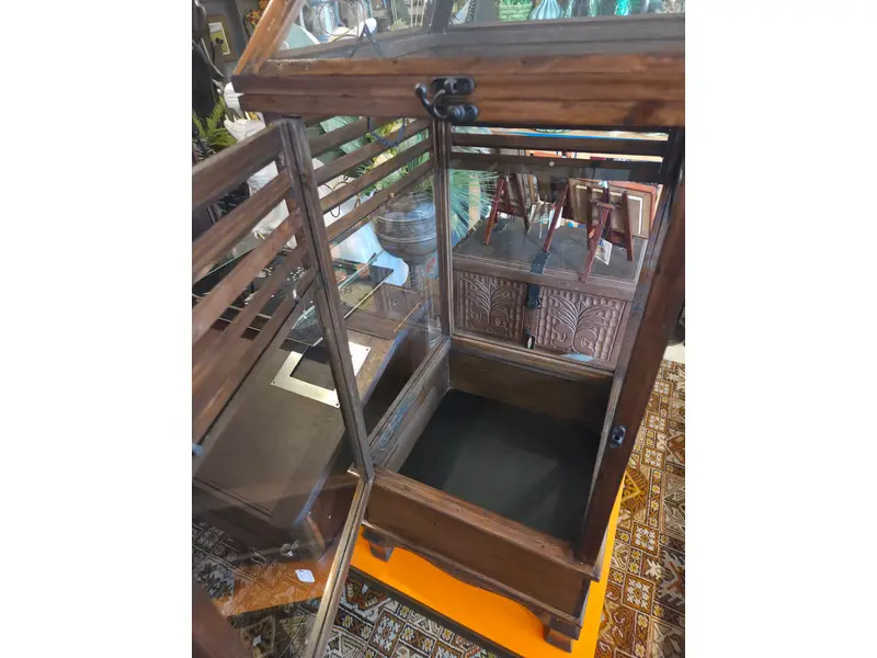 Foto de um(a) Lanterna antiga em madeira e vidro, da categoria de Floreira de parede. Lanterna antiga confeccionada em madeira e vidro. Peça de grandes dimensões, com presença marcante. Muito utilizada na... Mostrado de uma perspectiva diferente. Vendido no marketplace Trésors.