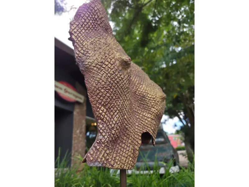 Foto de um(a) Torso Feminino Bronze - Lirdi M. Jorge, da categoria de Escultura. Torso feminino confeccionado em bronze. Obra assinada por Lirdi M. Jorge. Peça de caráter artístico e decorativo. Mostrado de uma perspectiva diferente. Vendido no marketplace Trésors.