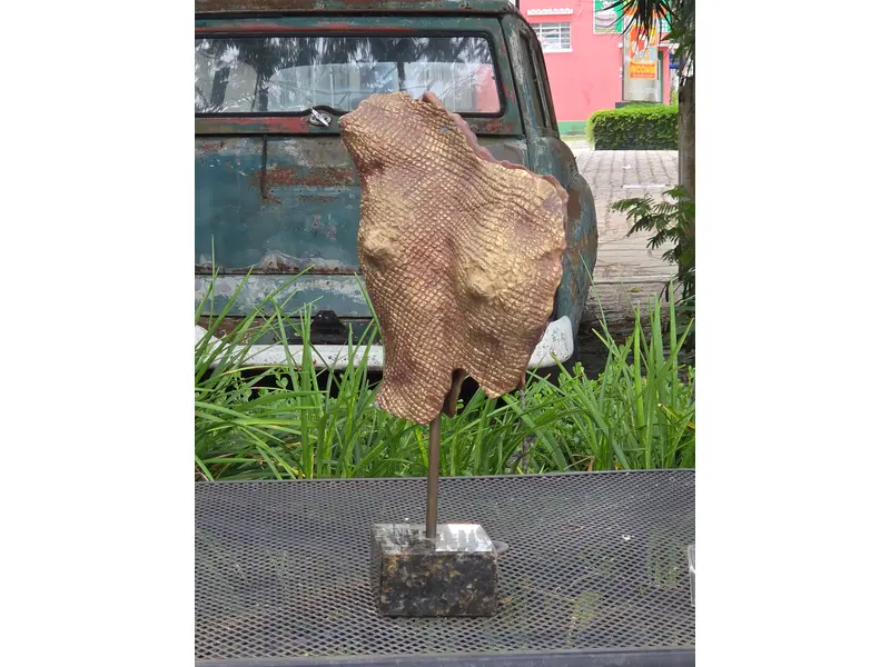 Foto de um(a) Torso Feminino Bronze - Lirdi M. Jorge, da categoria de Escultura. Torso feminino confeccionado em bronze. Obra assinada por Lirdi M. Jorge. Peça de caráter artístico e decorativo. Mostrado de uma perspectiva diferente. Vendido no marketplace Trésors.