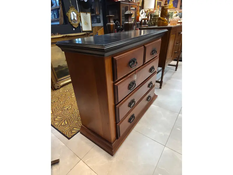 Foto de um(a) Cômoda Aparador em Madeira Maciça, da categoria de Cômodas e Sapateira. Linda cômoda aparador de construção relativamente moderna, confeccionada inteiramente em madeira maciça. Possui tampo com... Mostrado de uma perspectiva diferente. Vendido no marketplace Trésors.