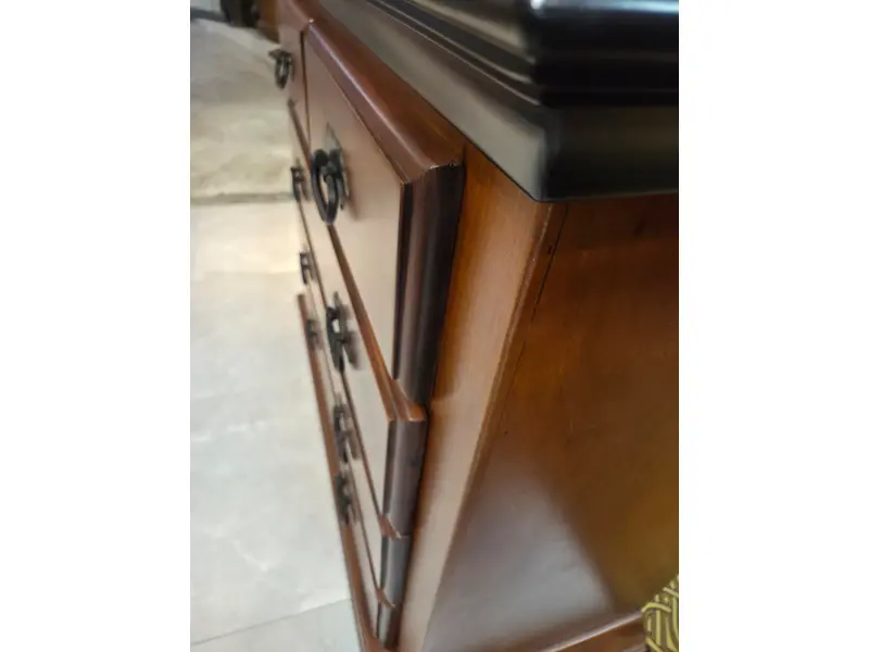 Foto de um(a) Cômoda Aparador em Madeira Maciça, da categoria de Cômodas e Sapateira. Linda cômoda aparador de construção relativamente moderna, confeccionada inteiramente em madeira maciça. Possui tampo com... Mostrado de uma perspectiva diferente. Vendido no marketplace Trésors.