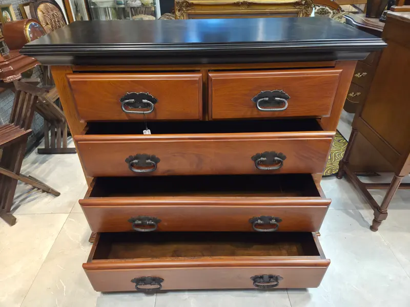 Foto de um(a) Cômoda Aparador em Madeira Maciça, da categoria de Cômodas e Sapateira. Linda cômoda aparador de construção relativamente moderna, confeccionada inteiramente em madeira maciça. Possui tampo com... Mostrado de uma perspectiva diferente. Vendido no marketplace Trésors.