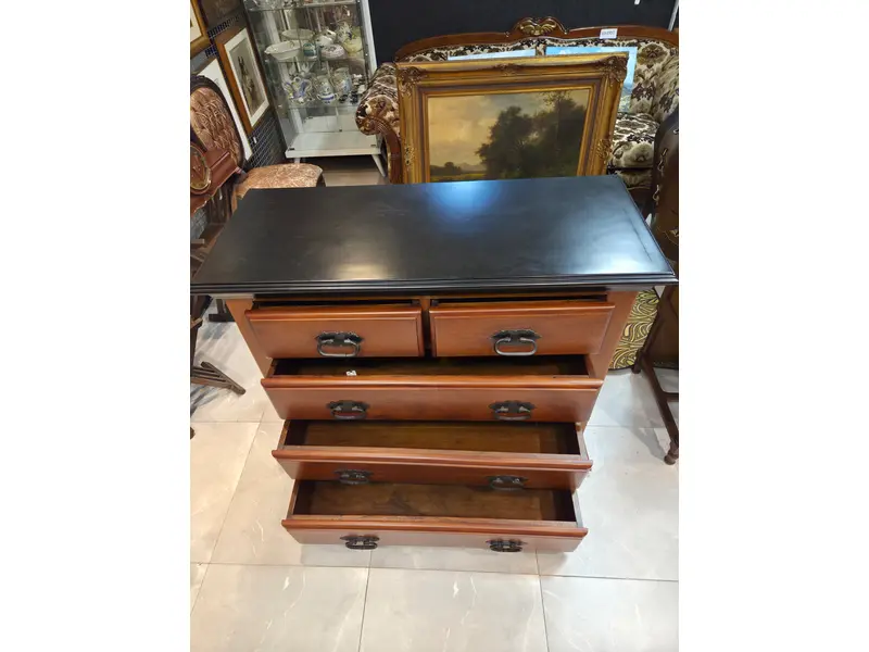 Foto de um(a) Cômoda Aparador em Madeira Maciça, da categoria de Cômodas e Sapateira. Linda cômoda aparador de construção relativamente moderna, confeccionada inteiramente em madeira maciça. Possui tampo com... Mostrado de uma perspectiva diferente. Vendido no marketplace Trésors.