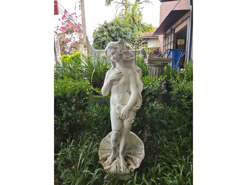 Foto de um(a) Escultura Vênus de Jardim em Concreto (Vênus de Milo - Releitura Clássica), da categoria de Modelos e estatuetas. Esta imponente escultura é uma releitura da icônica Vênus, símbolo universal da beleza, do amor e da feminilidade.... Mostrado de uma perspectiva diferente. Vendido no marketplace Trésors.