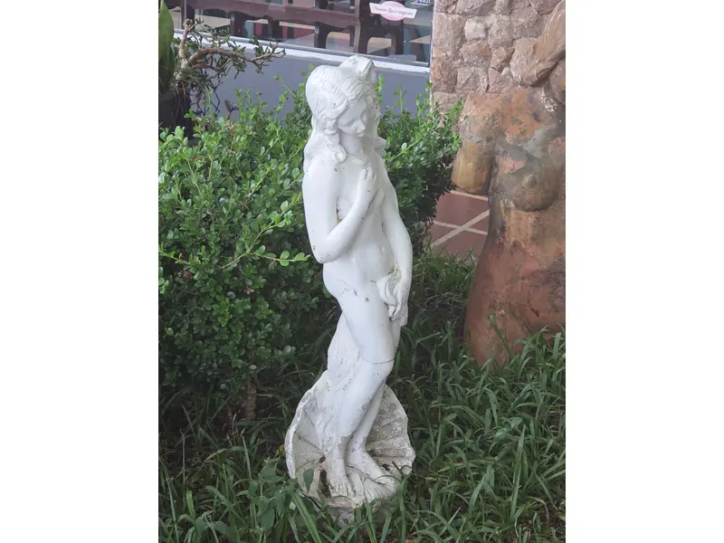 Foto de um(a) Escultura Vênus de Jardim em Concreto (Vênus de Milo - Releitura Clássica), da categoria de Modelos e estatuetas. Esta imponente escultura é uma releitura da icônica Vênus, símbolo universal da beleza, do amor e da feminilidade.... Mostrado de uma perspectiva diferente. Vendido no marketplace Trésors.