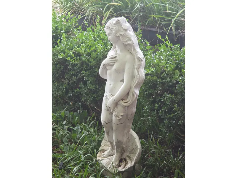 Foto de um(a) Escultura Vênus de Jardim em Concreto (Vênus de Milo - Releitura Clássica), da categoria de Modelos e estatuetas. Esta imponente escultura é uma releitura da icônica Vênus, símbolo universal da beleza, do amor e da feminilidade.... Mostrado de uma perspectiva diferente. Vendido no marketplace Trésors.