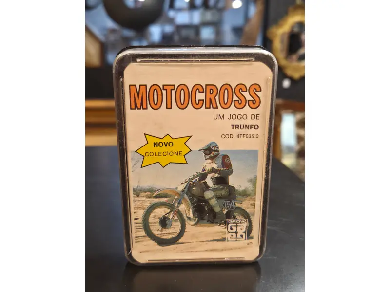 Foto de um(a) Motocross – Jogo de Trunfo | Jogo de Cartas Colecionável, da categoria de Jogos de cartas colecionáveis (TCG). Clássico jogo de trunfo Motocross, composto por cartas colecionáveis com ilustrações e informações técnicas de motos... Mostrado de uma perspectiva diferente. Vendido no marketplace Trésors.