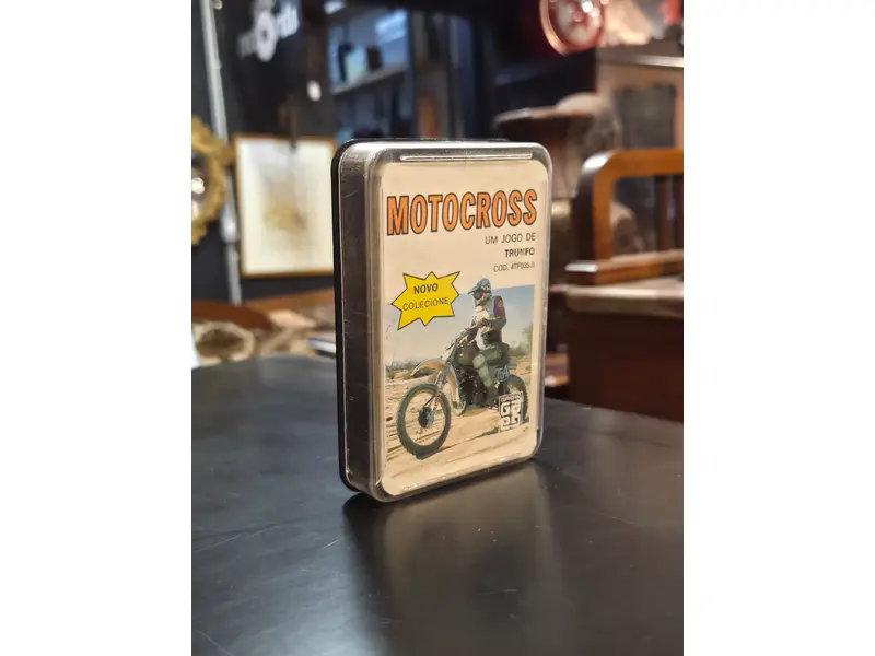 Foto de um(a) Motocross – Jogo de Trunfo | Jogo de Cartas Colecionável, da categoria de Jogos de cartas colecionáveis (TCG). Clássico jogo de trunfo Motocross, composto por cartas colecionáveis com ilustrações e informações técnicas de motos... Mostrado de uma perspectiva diferente. Vendido no marketplace Trésors.