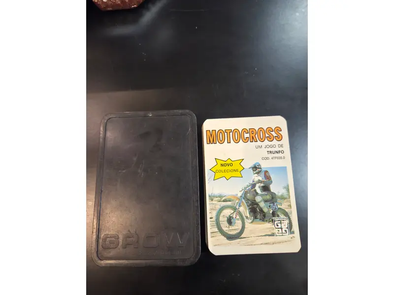 Foto de um(a) Motocross – Jogo de Trunfo | Jogo de Cartas Colecionável, da categoria de Jogos de cartas colecionáveis (TCG). Clássico jogo de trunfo Motocross, composto por cartas colecionáveis com ilustrações e informações técnicas de motos... Mostrado de uma perspectiva diferente. Vendido no marketplace Trésors.