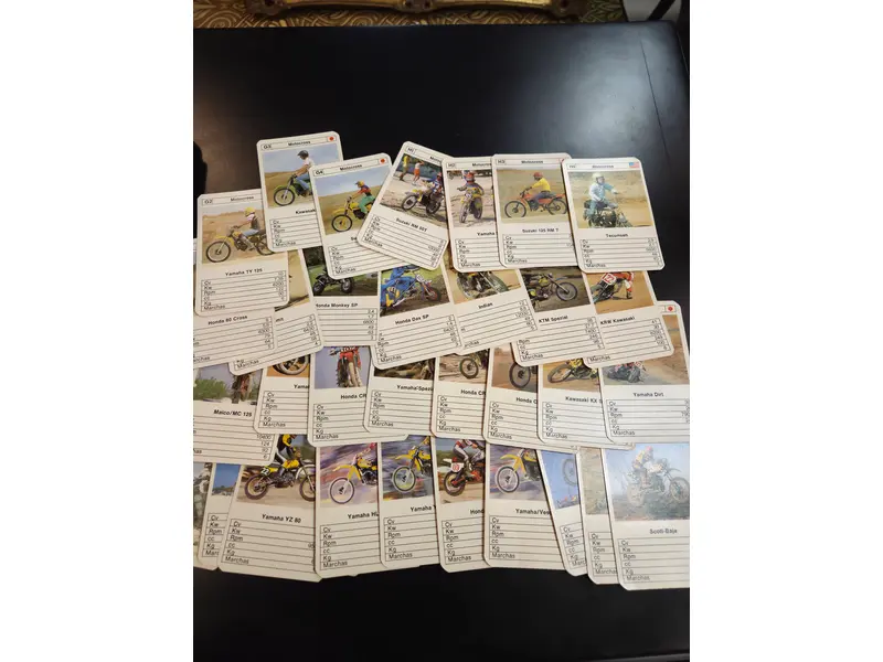 Foto de um(a) Motocross – Jogo de Trunfo | Jogo de Cartas Colecionável, da categoria de Jogos de cartas colecionáveis (TCG). Clássico jogo de trunfo Motocross, composto por cartas colecionáveis com ilustrações e informações técnicas de motos... Mostrado de uma perspectiva diferente. Vendido no marketplace Trésors.