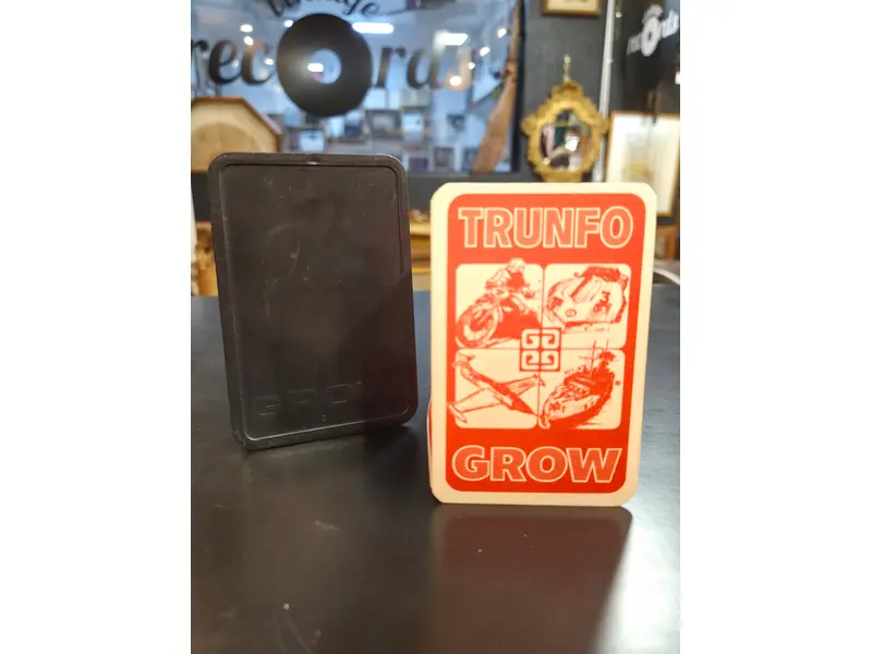 Foto de um(a) Motocross – Jogo de Trunfo | Jogo de Cartas Colecionável, da categoria de Jogos de cartas colecionáveis (TCG). Clássico jogo de trunfo Motocross, composto por cartas colecionáveis com ilustrações e informações técnicas de motos... Mostrado de uma perspectiva diferente. Vendido no marketplace Trésors.