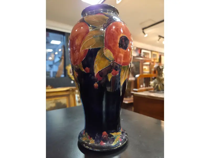 Foto de um(a) Vaso Inglês 1920 – William Moorcroft, da categoria de Vasos. Excepcional vaso inglês da década de 1920, produzido pelo renomado ceramista William Moorcroft, um dos grandes nomes da... Mostrado de uma perspectiva diferente. Vendido no marketplace Trésors.