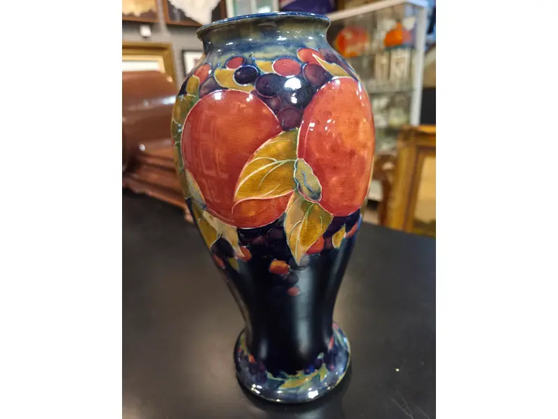 Foto de um(a) Vaso Inglês 1920 – William Moorcroft, da categoria de Vasos. Excepcional vaso inglês da década de 1920, produzido pelo renomado ceramista William Moorcroft, um dos grandes nomes da... Mostrado de uma perspectiva diferente. Vendido no marketplace Trésors.