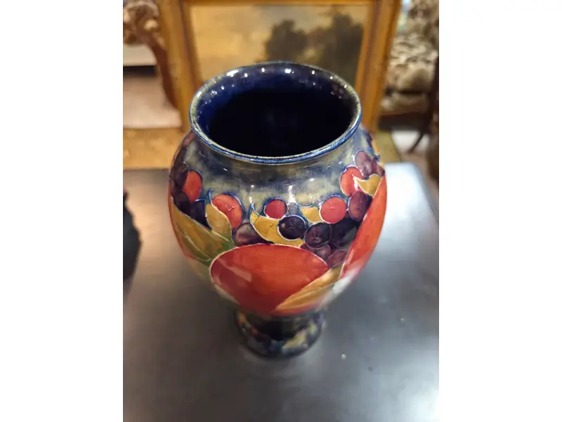 Foto de um(a) Vaso Inglês 1920 – William Moorcroft, da categoria de Vasos. Excepcional vaso inglês da década de 1920, produzido pelo renomado ceramista William Moorcroft, um dos grandes nomes da... Mostrado de uma perspectiva diferente. Vendido no marketplace Trésors.