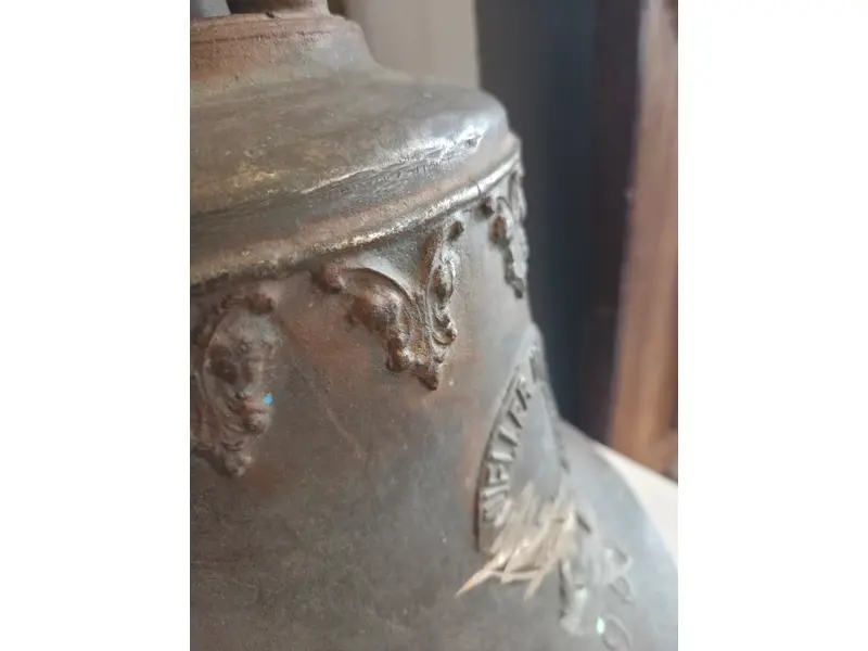 Foto de um(a) Sino Histórico Mueller Irmãos Ltda - Relíquia Paranaense Original, da categoria de Outros colecionáveis. Relíquia Industrial Paranaense: Sino Mueller Irmãos Ltda (1957) Uma peça autêntica e carregada de história, fabricada pela... Mostrado de uma perspectiva diferente. Vendido no marketplace Trésors.