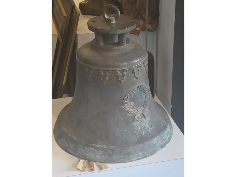 Foto de um(a) Sino Histórico Mueller Irmãos Ltda - Relíquia Paranaense Original, da categoria de Outros colecionáveis. Relíquia Industrial Paranaense: Sino Mueller Irmãos Ltda (1957) Uma peça autêntica e carregada de história, fabricada pela... Mostrado de uma perspectiva diferente. Vendido no marketplace Trésors.