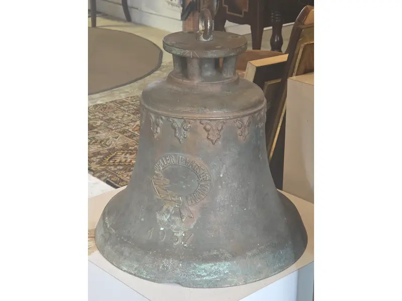 Foto de um(a) Sino Histórico Mueller Irmãos Ltda - Relíquia Paranaense Original, da categoria de Outros colecionáveis. Relíquia Industrial Paranaense: Sino Mueller Irmãos Ltda (1957) Uma peça autêntica e carregada de história, fabricada pela... Mostrado de uma perspectiva diferente. Vendido no marketplace Trésors.