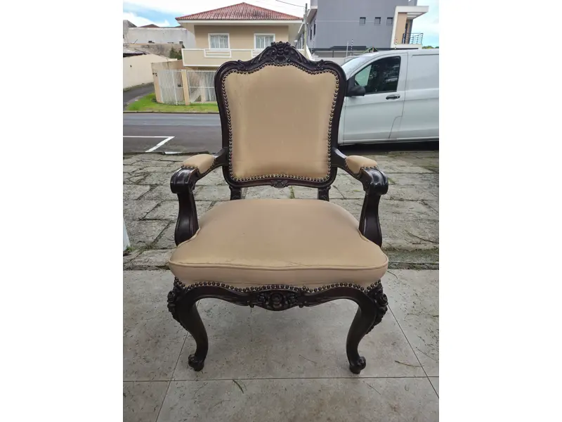 Foto de um(a) Poltrona Luis XV, da categoria de Poltronas. Poltrona Luis XV. Unindo o charme do estilo clássico ao conforto contemporâneo, esta peça é perfeita para transformar salas... Mostrado de uma perspectiva diferente. Vendido no marketplace Trésors.