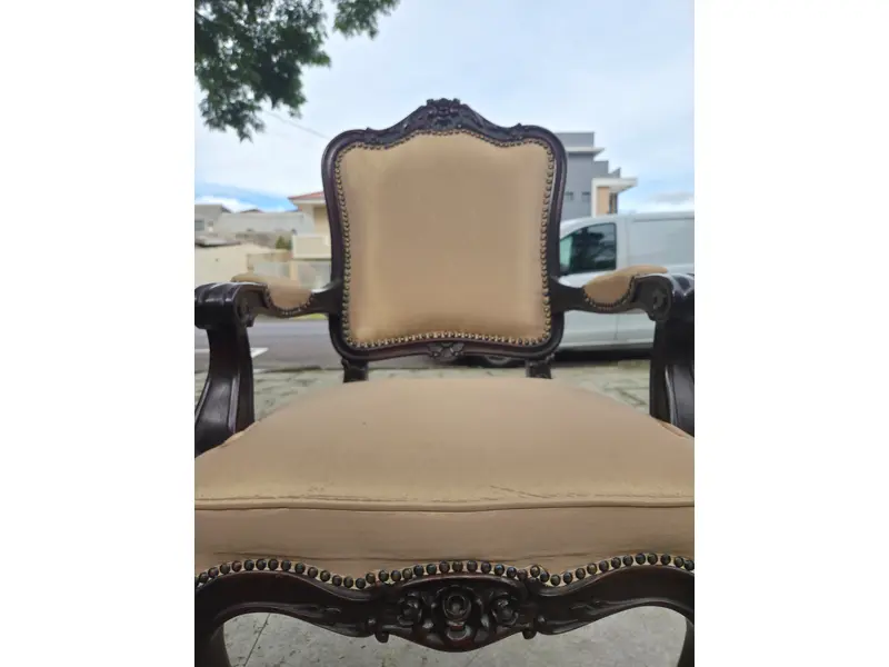 Foto de um(a) Poltrona Luis XV, da categoria de Poltronas. Poltrona Luis XV. Unindo o charme do estilo clássico ao conforto contemporâneo, esta peça é perfeita para transformar salas... Mostrado de uma perspectiva diferente. Vendido no marketplace Trésors.