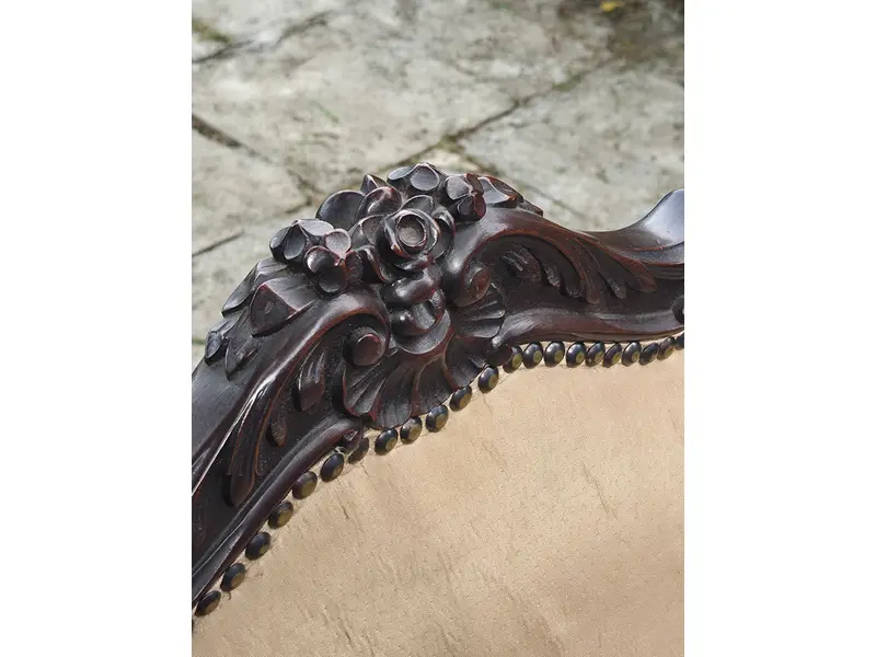 Foto de um(a) Poltrona Luis XV, da categoria de Poltronas. Poltrona Luis XV. Unindo o charme do estilo clássico ao conforto contemporâneo, esta peça é perfeita para transformar salas... Mostrado de uma perspectiva diferente. Vendido no marketplace Trésors.