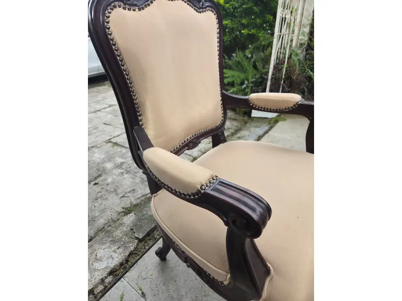 Foto de um(a) Poltrona Luis XV, da categoria de Poltronas. Poltrona Luis XV. Unindo o charme do estilo clássico ao conforto contemporâneo, esta peça é perfeita para transformar salas... Mostrado de uma perspectiva diferente. Vendido no marketplace Trésors.