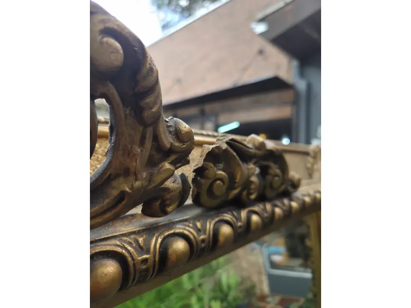 Foto de um(a) Espelho Antigo Dourado em Madeira com Vidro Bisotê, da categoria de Espelhos. Espelho antigo com moldura em madeira, acabamento dourado e detalhes entalhados. Possui vidro bisotê, que valoriza o... Mostrado de uma perspectiva diferente. Vendido no marketplace Trésors.