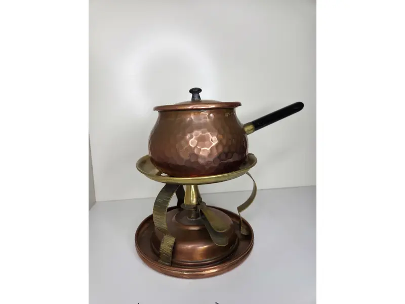 Foto de um(a) Rechand Fondue Cobre Completo, da categoria de Panelas. Aparelho de fondue clássico, completo e com acabamento em cobre martelado. Ideal para quem busca elegância e eficiência na... Mostrado de uma perspectiva diferente. Vendido no marketplace Trésors.