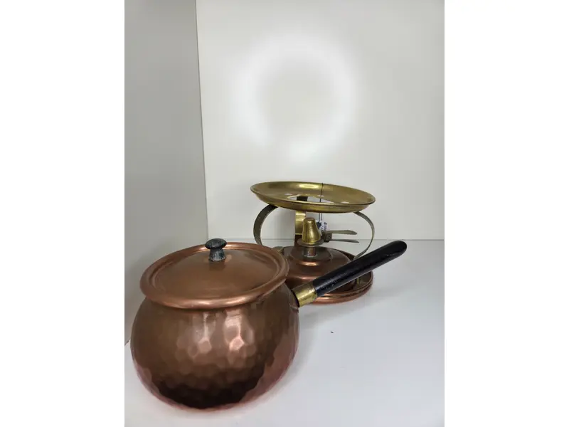Foto de um(a) Rechand Fondue Cobre Completo, da categoria de Panelas. Aparelho de fondue clássico, completo e com acabamento em cobre martelado. Ideal para quem busca elegância e eficiência na... Mostrado de uma perspectiva diferente. Vendido no marketplace Trésors.