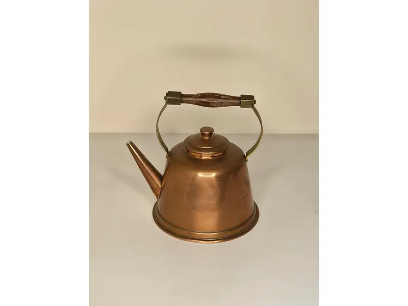 Foto de um(a) Chaleira de Cobre Antiga Com Alça de Madeira, da categoria de Panelas. Peça clássica de coleção com design atemporal, perfeita para decoração de cozinhas rústicas, espaços gourmet ou para uso em... Mostrado de uma perspectiva diferente. Vendido no marketplace Trésors.