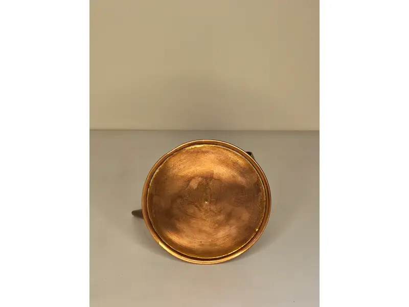 Foto de um(a) Chaleira de Cobre Antiga Com Alça de Madeira, da categoria de Panelas. Peça clássica de coleção com design atemporal, perfeita para decoração de cozinhas rústicas, espaços gourmet ou para uso em... Mostrado de uma perspectiva diferente. Vendido no marketplace Trésors.