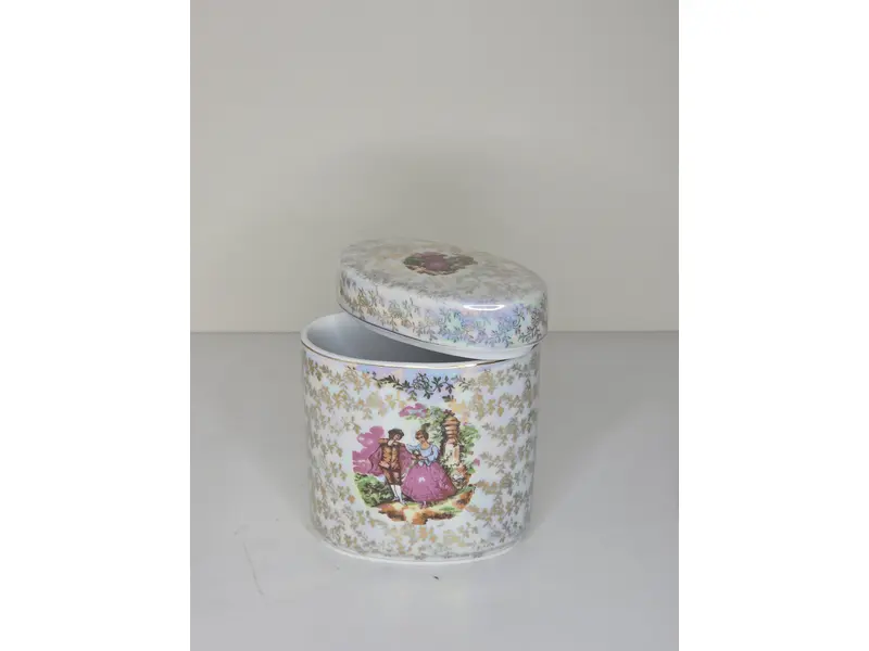 Foto de um(a) Jogo de Banheiro em Porcelana Esmaltada – Cenas Galantes de Época, da categoria de Acessórios para banheiro. Adicione um toque de nobreza ao seu lavabo com este requintado kit em porcelana esmaltada. Decorado com delicadas cenas... Mostrado de uma perspectiva diferente. Vendido no marketplace Trésors.
