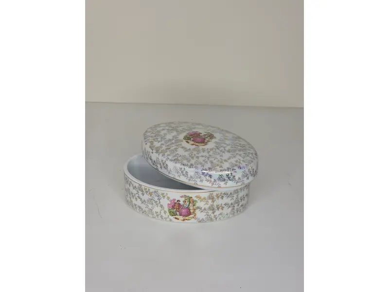 Foto de um(a) Jogo de Banheiro em Porcelana Esmaltada – Cenas Galantes de Época, da categoria de Acessórios para banheiro. Adicione um toque de nobreza ao seu lavabo com este requintado kit em porcelana esmaltada. Decorado com delicadas cenas... Mostrado de uma perspectiva diferente. Vendido no marketplace Trésors.