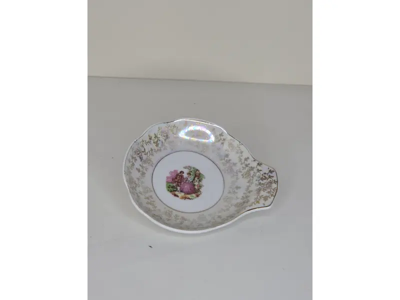 Foto de um(a) Jogo de Banheiro em Porcelana Esmaltada – Cenas Galantes de Época, da categoria de Acessórios para banheiro. Adicione um toque de nobreza ao seu lavabo com este requintado kit em porcelana esmaltada. Decorado com delicadas cenas... Mostrado de uma perspectiva diferente. Vendido no marketplace Trésors.