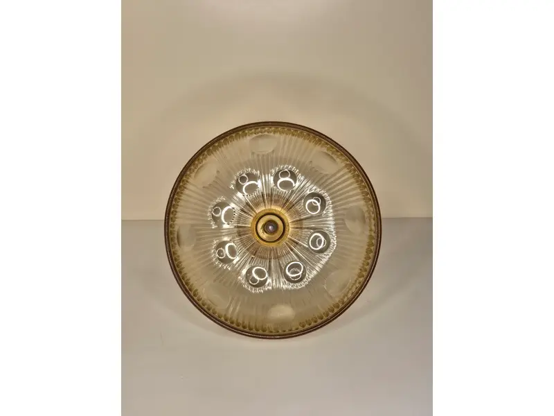 Foto de um(a) Centro de Mesa Exclusivo: Bronze Maciço e Cristal Âmbar Artístico, da categoria de Centro de mesa. Uma peça de presença que redefine a elegância da sua sala de jantar. Este centro de mesa combina a robustez e o brilho... Mostrado de uma perspectiva diferente. Vendido no marketplace Trésors.