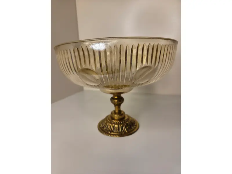 Foto de um(a) Centro de Mesa Exclusivo: Bronze Maciço e Cristal Âmbar Artístico, da categoria de Centro de mesa. Uma peça de presença que redefine a elegância da sua sala de jantar. Este centro de mesa combina a robustez e o brilho... Mostrado de uma perspectiva diferente. Vendido no marketplace Trésors.