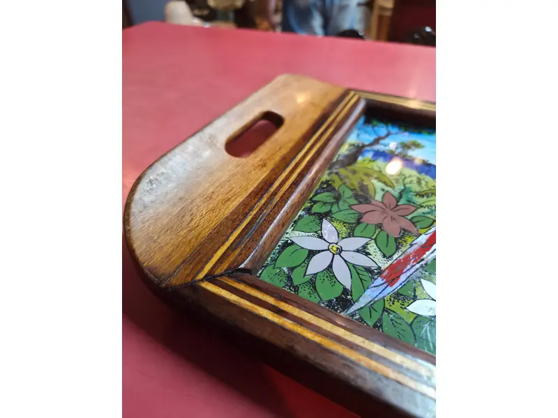 Foto de um(a) Rara Bandeja em Marchetaria com Pintura e Asas de Borboleta, da categoria de Bandejas. Bela bandeja antiga, um verdadeiro exemplar de artesanato artístico. A peça apresenta uma moldura robusta em madeira nobre... Mostrado de uma perspectiva diferente. Vendido no marketplace Trésors.