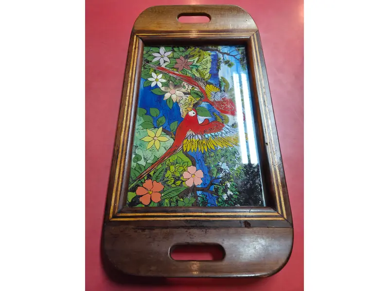 Foto de um(a) Rara Bandeja em Marchetaria com Pintura e Asas de Borboleta, da categoria de Bandejas. Bela bandeja antiga, um verdadeiro exemplar de artesanato artístico. A peça apresenta uma moldura robusta em madeira nobre... Mostrado de uma perspectiva diferente. Vendido no marketplace Trésors.