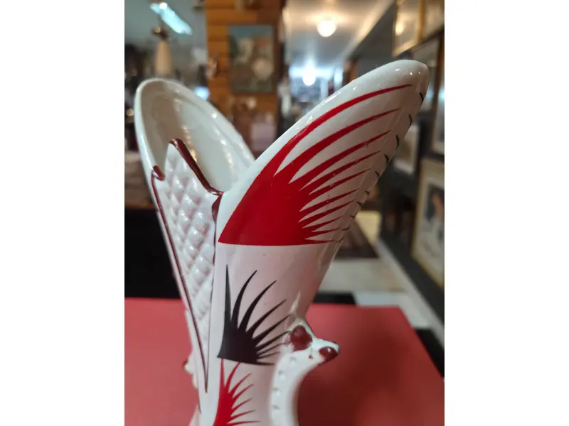 Foto de um(a) Vaso Art Déco em Porcelana - Design Geométrico Vintage, da categoria de Vasos. Vaso antigo em porcelana branca decorada com motivos geométricos e abstratos nas cores preto e vermelho. Possui detalhes em... Mostrado de uma perspectiva diferente. Vendido no marketplace Trésors.