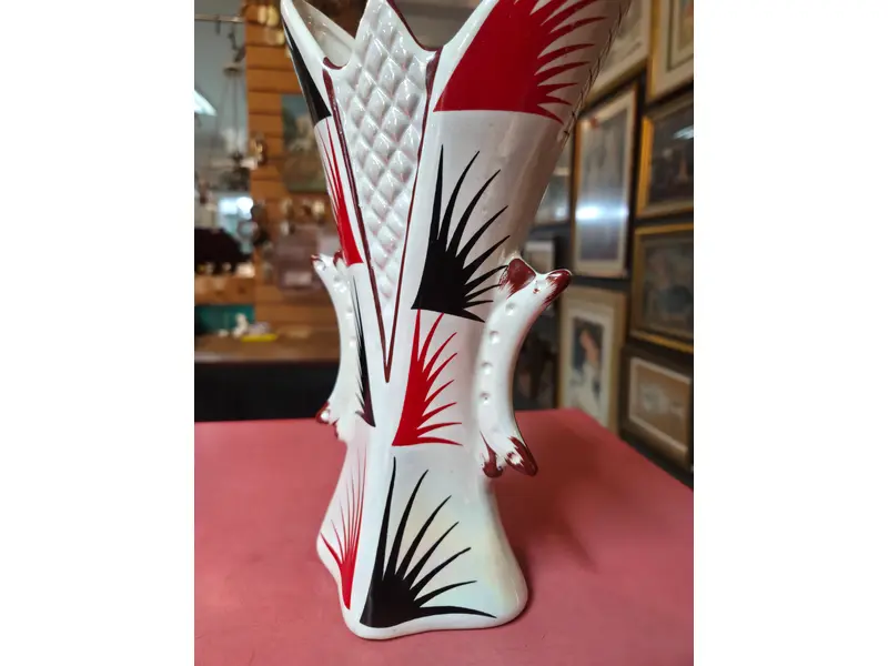 Foto de um(a) Vaso Art Déco em Porcelana - Design Geométrico Vintage, da categoria de Vasos. Vaso antigo em porcelana branca decorada com motivos geométricos e abstratos nas cores preto e vermelho. Possui detalhes em... Mostrado de uma perspectiva diferente. Vendido no marketplace Trésors.