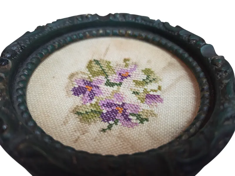 Foto de um(a) Cinzeiro Madeira e Gobelin, da categoria de Cinzeiros. Um tesouro do artesanato clássico. Este cinzeiro único combina a robustez da madeira esculpida com a delicadeza de um... Mostrado de uma perspectiva diferente. Vendido no marketplace Trésors.