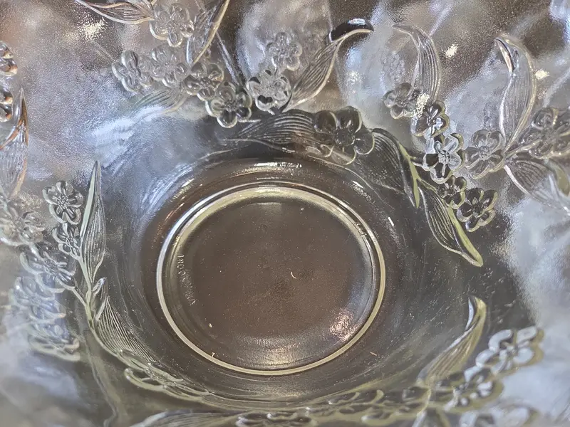 Foto de um(a) Jogo de Poncheira da Indonésia - Conjunto Completo com 27 Peças, da categoria de Travessas e tigelas. Este conjunto de 27 peças é ideal para servir com elegância e precisão. Abaixo, as especificações detalhadas de cada item... Mostrado de uma perspectiva diferente. Vendido no marketplace Trésors.