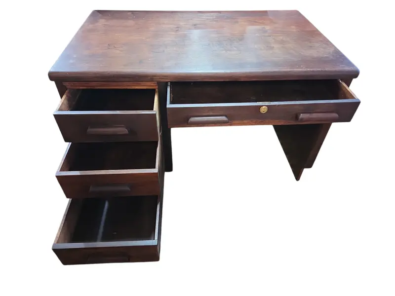 Foto de um(a) Escrivaninha Ritzmann Anos 60 - Impecável (Com Selo de Autenticidade), da categoria de Escrivaninhas e Mesas de escritório. Raridade para colecionadores e amantes do design vintage! Apresento esta escrivaninha original Ritzmann, ícone do mobiliário... Mostrado de uma perspectiva diferente. Vendido no marketplace Trésors.