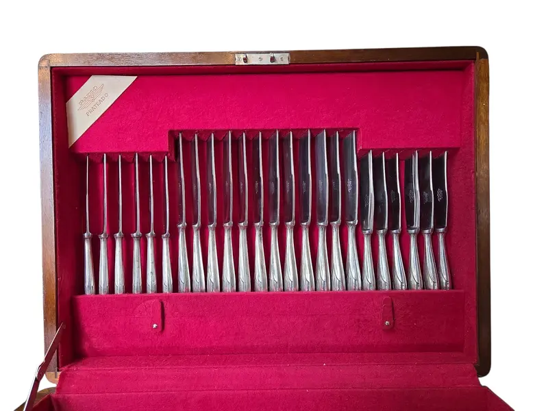 Foto de um(a) Faqueiro Radio Prateado - 104 Peças Completo com Estojo, da categoria de Faqueiros / Jogo de talheres. O clássico que nunca sai de moda na sua mesa. Para quem busca uma mesa posta com presença e história, este faqueiro Modelo... Mostrado de uma perspectiva diferente. Vendido no marketplace Trésors.