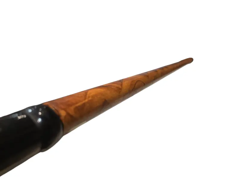 Foto de um(a) Bengala De Madeira, da categoria de Outros colecionáveis. Bengala clássica confeccionada em madeira de alta qualidade, garantindo máxima resistência e durabilidade. Ideal para... Mostrado de uma perspectiva diferente. Vendido no marketplace Trésors.