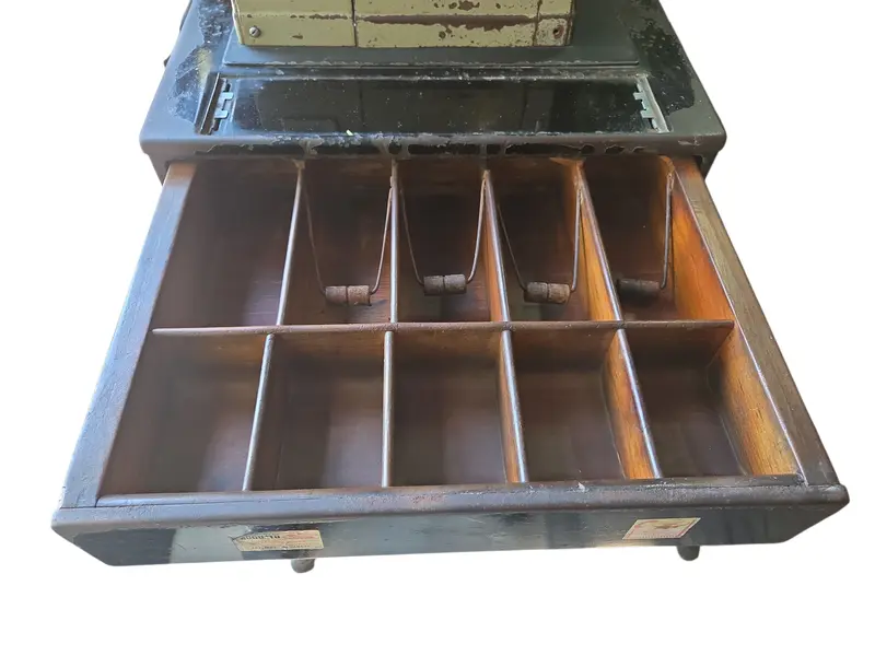 Foto de um(a) Caixa Registradora Antiga RIV – Relíquia Vintage Industrial Decorativa, da categoria de Outros colecionáveis. Adicione um toque autêntico de história ao seu ambiente com esta caixa registradora original da marca RIV. Com seu design... Mostrado de uma perspectiva diferente. Vendido no marketplace Trésors.