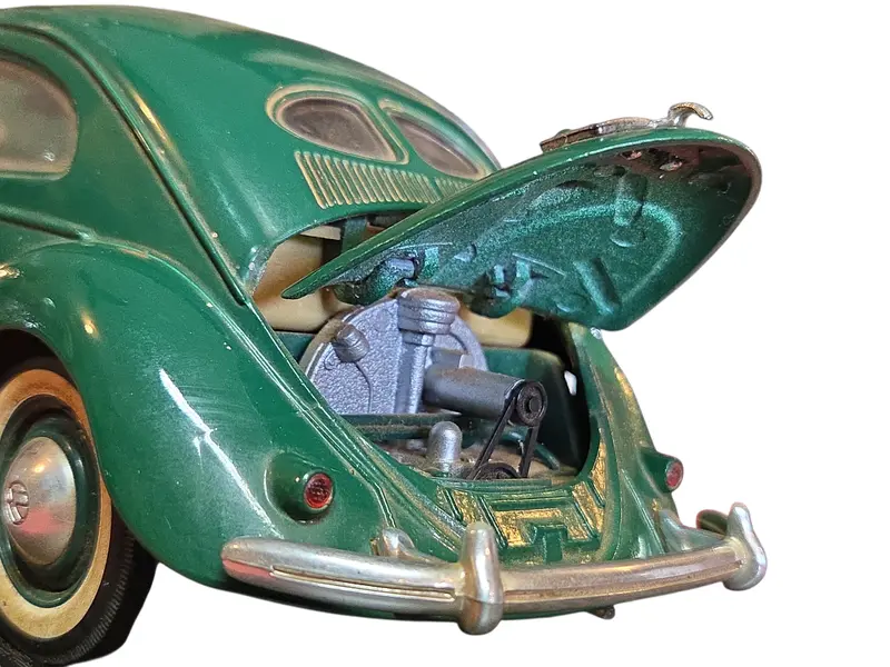 Foto de um(a) Miniatura Volkswagen 1951 (Fusca Split Window) - Verde Musgo - Escala 1:18, da categoria de Carros e caminhões de brinquedo. Esta miniatura representa uma das fases mais raras e desejadas da história da Volkswagen: o modelo de 1951. Conhecido... Mostrado de uma perspectiva diferente. Vendido no marketplace Trésors.