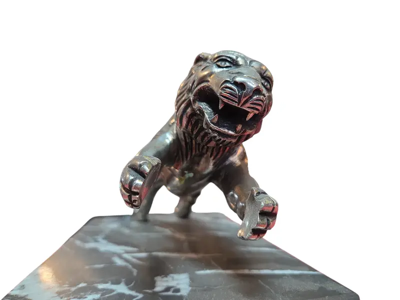 Foto de um(a) Antiga Escultura Tigre em Metal Prateado sobre Base Dupla de Mármore – Esmaltarte, da categoria de Escultura. Impressionante peça decorativa vintage, esta escultura captura a força e o dinamismo de um tigre em posição de ataque. Com... Mostrado de uma perspectiva diferente. Vendido no marketplace Trésors.